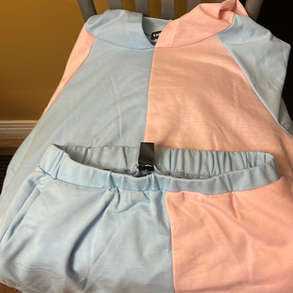 Short and shirt color block set.Very cute and shorts have pockets